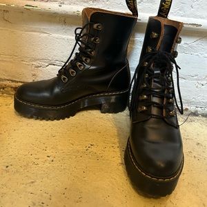 DR MARTENS DOC MARTENS PLATFORM LEONA BOOT